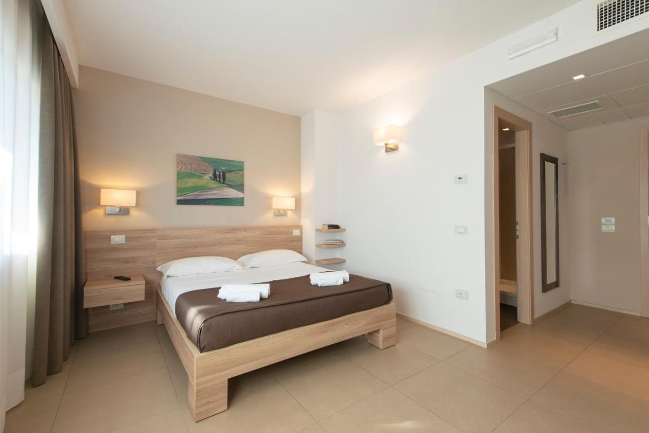 Hotel Dimorae Rooms And Suites - Apartments Civitanova Marche Phòng bức ảnh